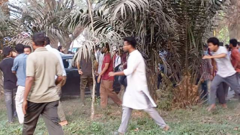 ছাত্রলীগের গাড়ি ভাঙচুরের ভিডিও করায় বাকৃবিতে সাংবাদিককে মারধর