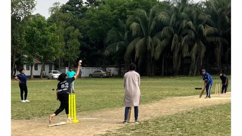 ছাত্রীদের ক্রিকেট খেলার দৃশ্য
