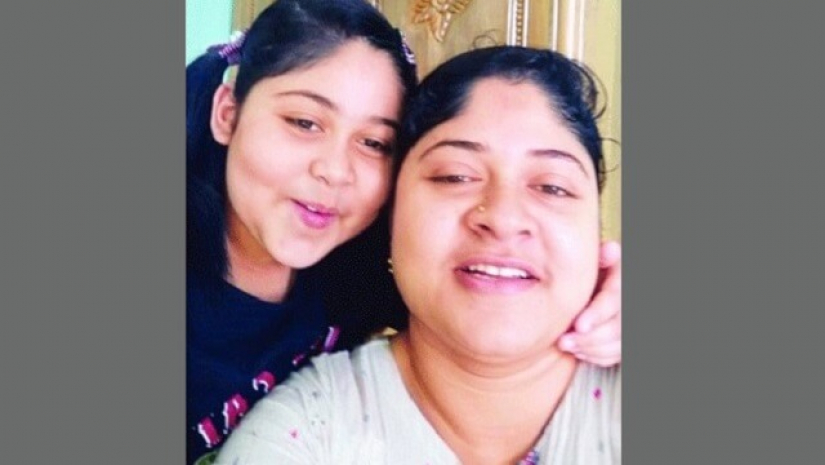 মায়ের সঙ্গে মারিয়াম রুহি