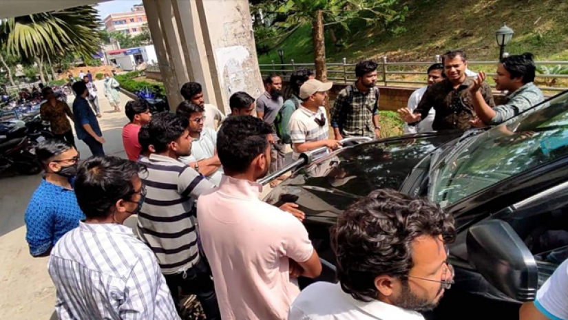 কুবি ভিসির গাড়ি আটকে দিলো ছাত্রলীগ নেতারা