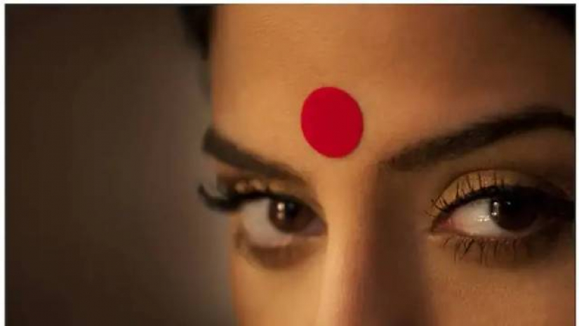 রাস্তায় টিপ পরাতে একজন শিক্ষিকাকেই এমনভাবে হেনস্তা হতো হলো?