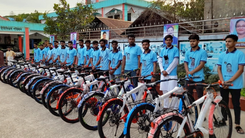 সাংগঠনিক কাজ গতিশীল করতে বাইসাইকেল পেলেন ১৮ ছাত্রলীগ নেতা