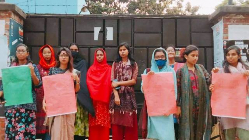 হলে সামনে ছাত্রীদের মানববন্ধন