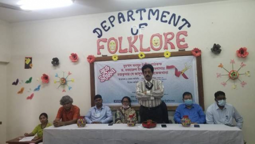 অনুদানের চেক হস্তান্তার অনুষ্ঠান