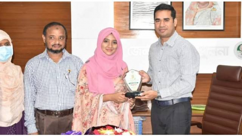 ফুলেল শুভেচ্ছাসহ স্মারক ক্রেস্ট ও সংবর্ধনা প্রদান করেন খুলনার ডিসি