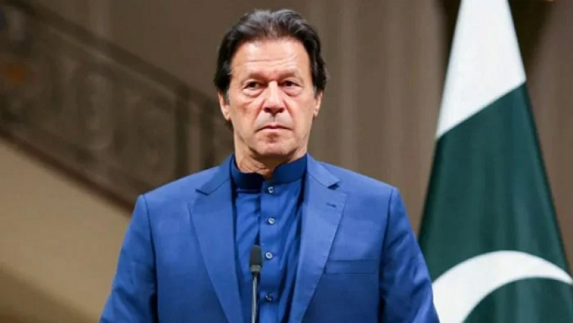 দলের সব এমপিকে নিয়ে পদত্যাগ করলেন ইমরান