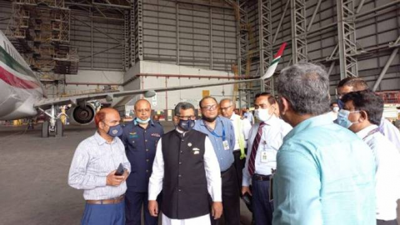 ক্ষতিগ্রস্ত উড়োজাহাজের পরিদর্শনে বিমান প্রতিমন্ত্রী