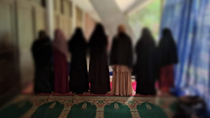 নামাজ আদায় করছেন ছাত্রীরা