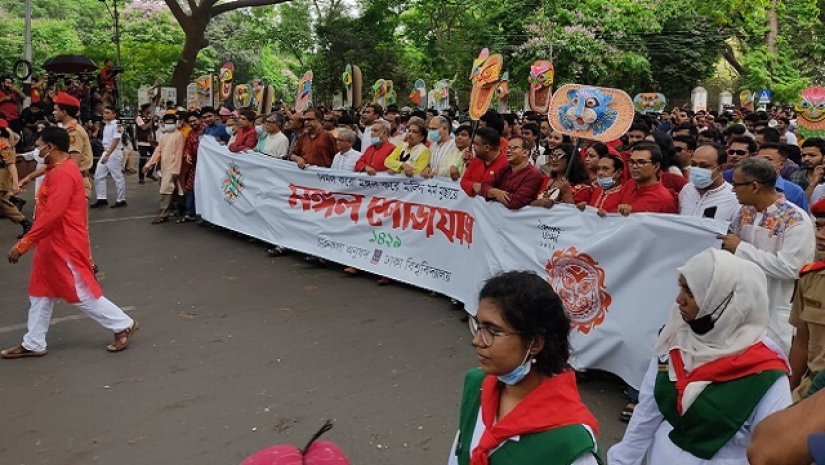 ঢাকা বিশ্ববিদ্যালয়ের টিএসসি থেকে শুরু হয়েছে মঙ্গল শোভাযাত্রা