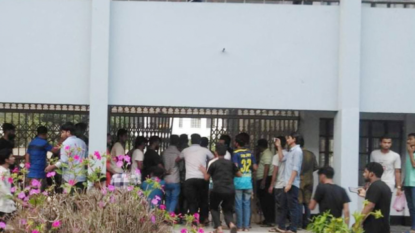 ইবিতে বহিরাগতদের সাথে শিক্ষর্থীদের মারামারি 