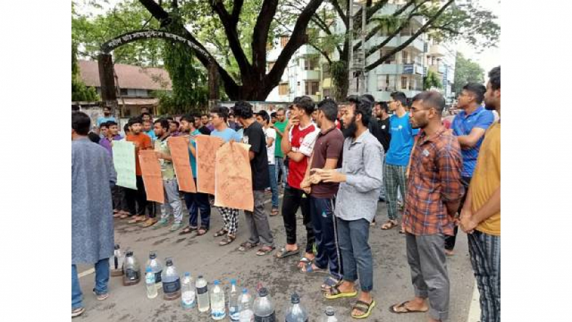 ওসমানী মেডিকেল কলেজ শিক্ষার্থীদের সড়ক অবরোধ
