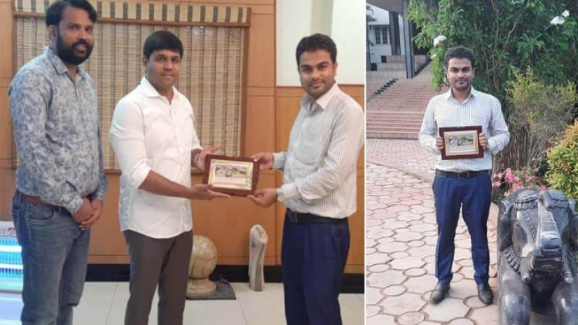 ভারতের আদিত্য একাডেমির বিশেষ সম্মাননা স্মারক গ্রহণ করছেন মো. তৌহিদুজ্জামান