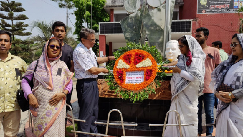বিদ্যার্ঘ স্মৃতিস্তম্ভে পুষ্পস্তবক অর্পণ