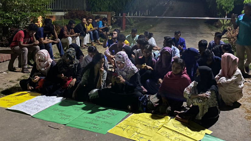 উপাচার্যের বাস ভবনের সামনে অবস্থান করছেন শিক্ষার্থীরা