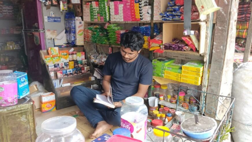 দোকানে বসে বই পড়ছেন ৪০তম বিসিএসে সুপারিশপ্রাপ্ত শাহিন