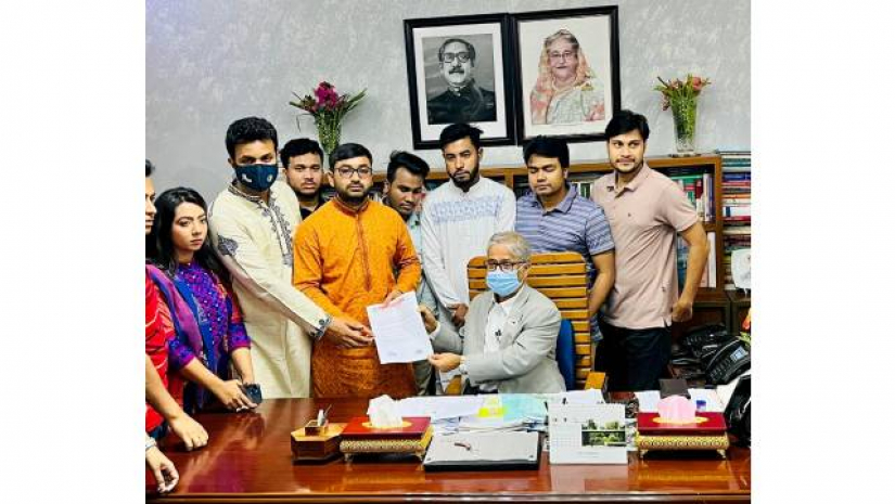 ছাত্রলীগের স্মারকলিপি প্রদানকালে
