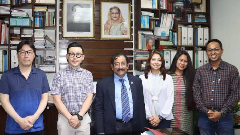 সাক্ষাৎকালে উপাচার্য ও জাপানের প্রতিনিধি দল 