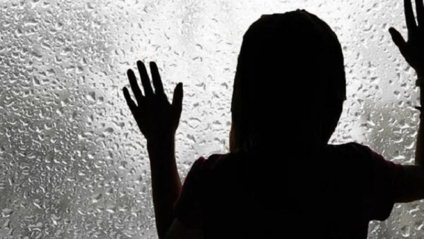 টাকার প্রলোভনে শ্লীলতাহানির চেষ্টা, ভয়ে জ্ঞান হারায় ছাত্রী