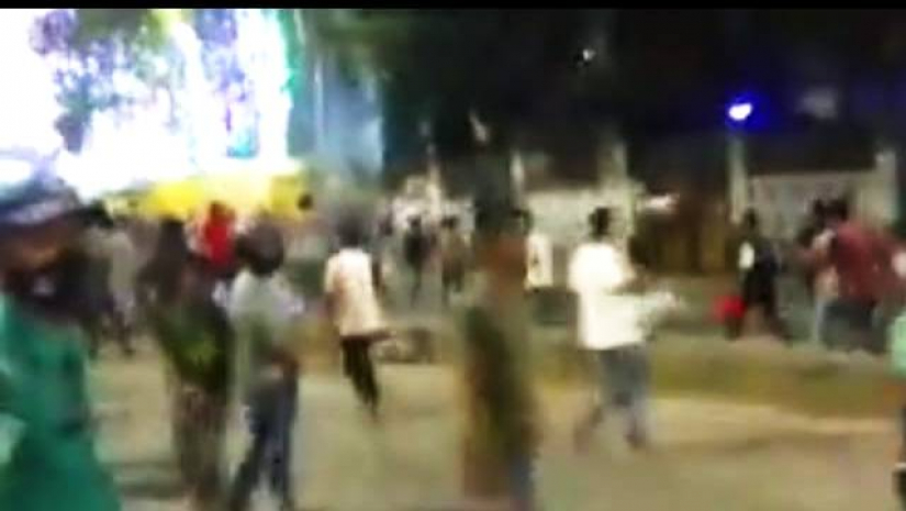 শিক্ষার্থীদের সঙ্গে ব্যবসায়ীদের সংঘর্ষে রণক্ষেত্র নিউমার্কেট এলাকা