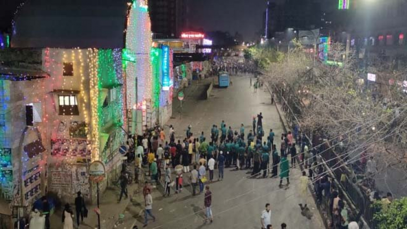 সংঘর্ষে রণক্ষেত্রে পরিণত হয় নিউমার্কেট এলাকা