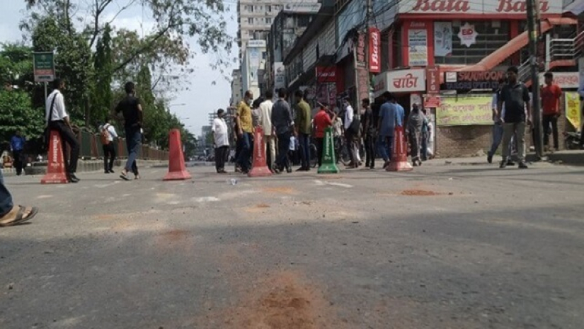 রাজধানীর নিউমার্কেট এলাকা অবরোধ করে রেখেছে ঢাকা কলেজের শিক্ষার্থীরা