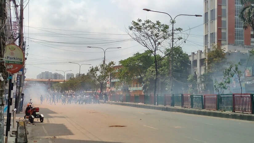 সকাল সাড়ে ১০টার পর নিউমার্কেট এলাকায় আবারও সংঘর্ষ শুরু হয়েছে