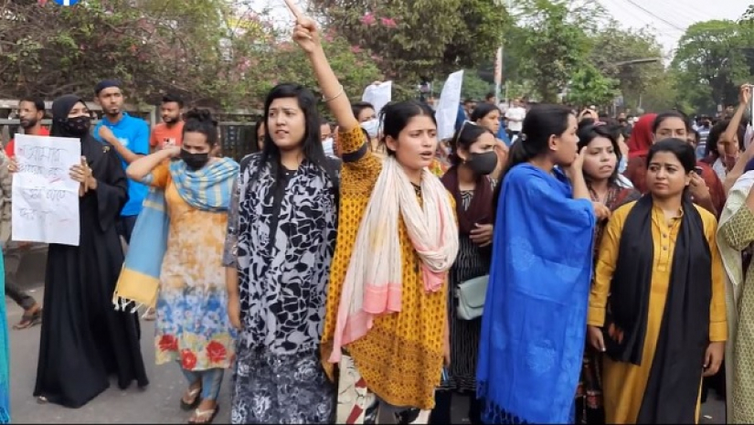 এবার রাস্তায় নেমেছেন ইডেনের ছাত্রীরা