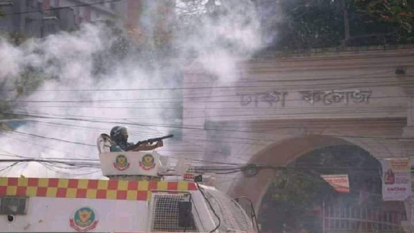 পুলিশের টিয়ারশেল নিক্ষেপ