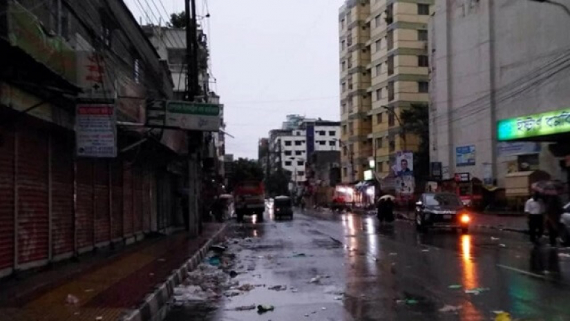 রাজধানীতে সকালের আলো ফোটার সঙ্গে সঙ্গেই নেমে আসে স্বস্তির বৃষ্টি