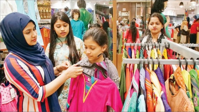 পণ্য নিচ্ছেন ক্রেতা 