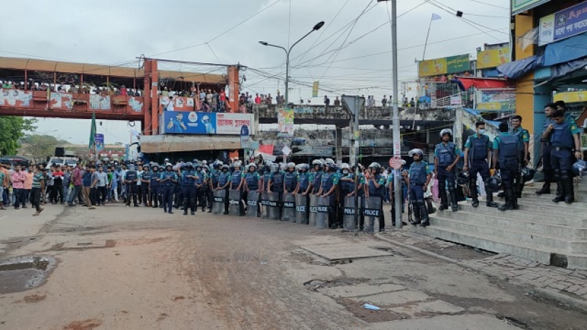 নিউমার্কেট এলাকায় ফের উত্তেজনা, যান চলাচল বন্ধ
