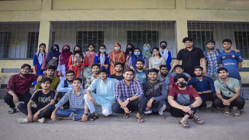 কর্মসূচিতে অংশ নেওয়া শিক্ষার্থীদের একটি অংশ