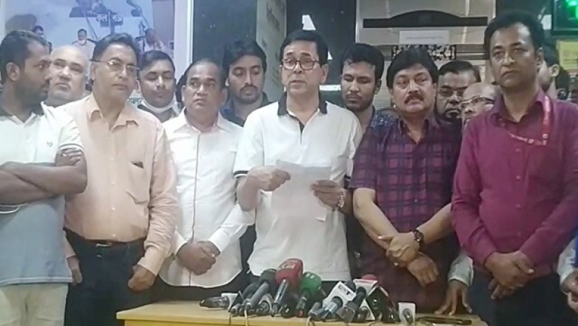 বুধবার রাতে বৈঠক শেষে সিদ্ধান্ত জানাচ্ছেন অধ্যাপক নেহাল আহমেদ