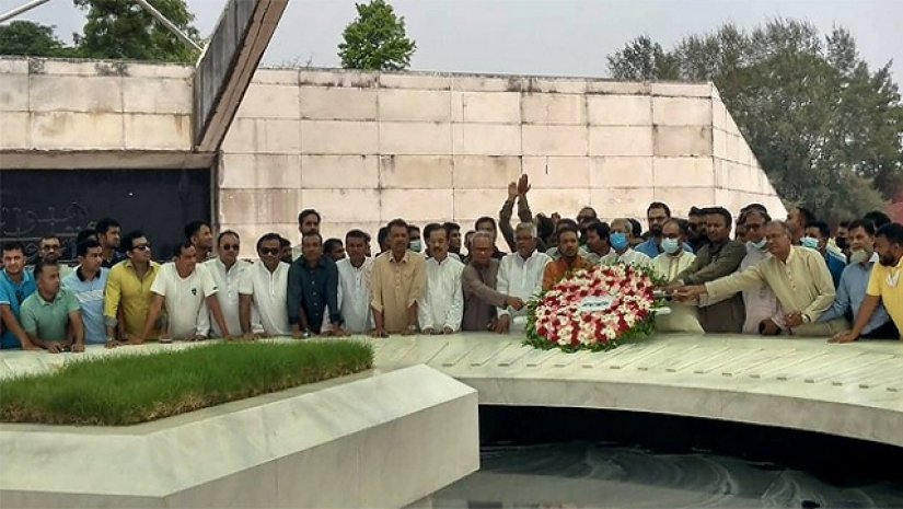 জিয়ার মাজারে ছাত্রদলের শ্রদ্ধা