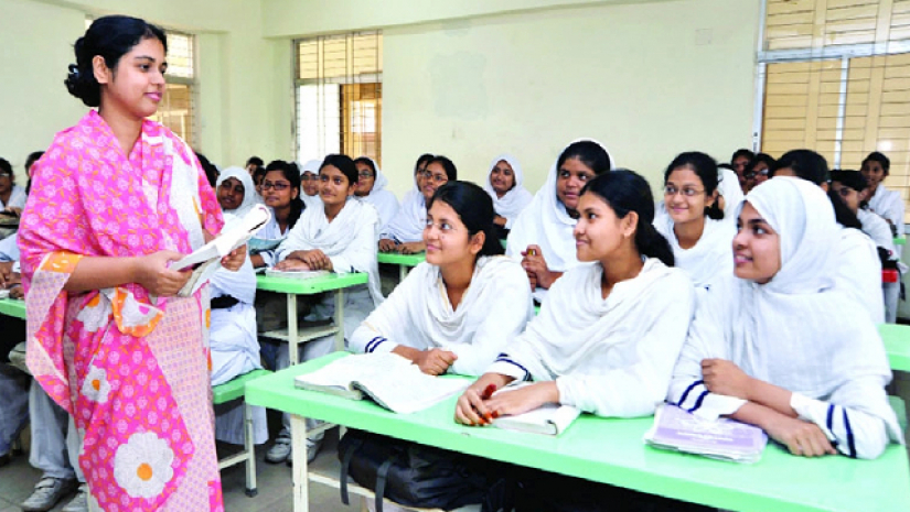 ক্লাস নিচ্ছেন শিক্ষক