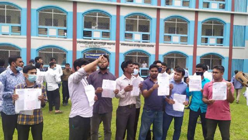 পরীক্ষার্থীদের বিক্ষোভ