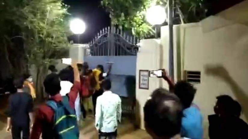 ভিসির বাড়ির গেট ভাঙলেন শিক্ষার্থীরা