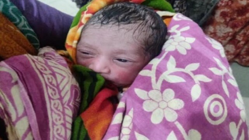 দিনাজপুরে মানসিক ভারসাম্যহীন নারীর জন্ম দেওয়া ফুটফুটে নবজাতক