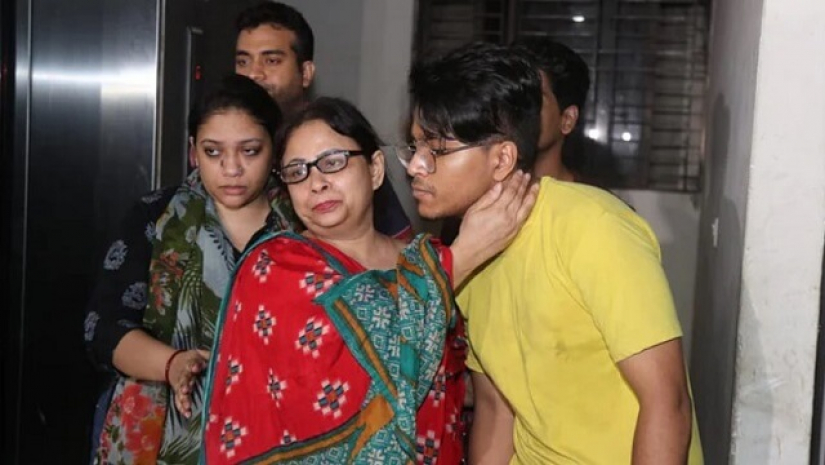 থানা থেকে মুক্ত হওয়ার পর সৈয়দা রত্না ও তাঁর ছেলে পিয়াংসু