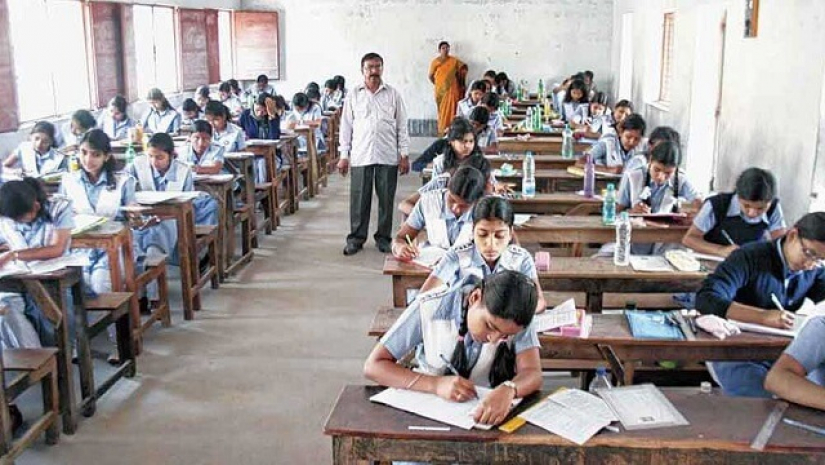 চেনা যাচ্ছে না পরীক্ষার খাতায় শিক্ষার্থীদের লেখা অক্ষর, নাজেহাল শিক্ষকেরা