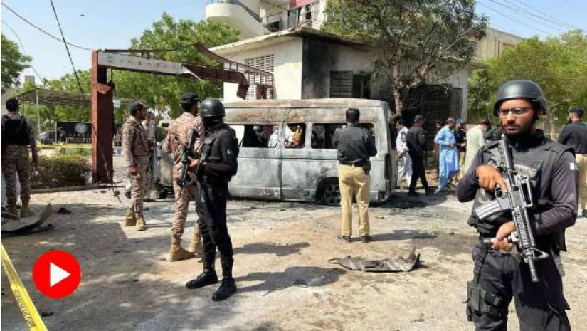 বিস্ফোরণ হওয়া গাড়িটি ঘিরে রেখেছে পুলিশ