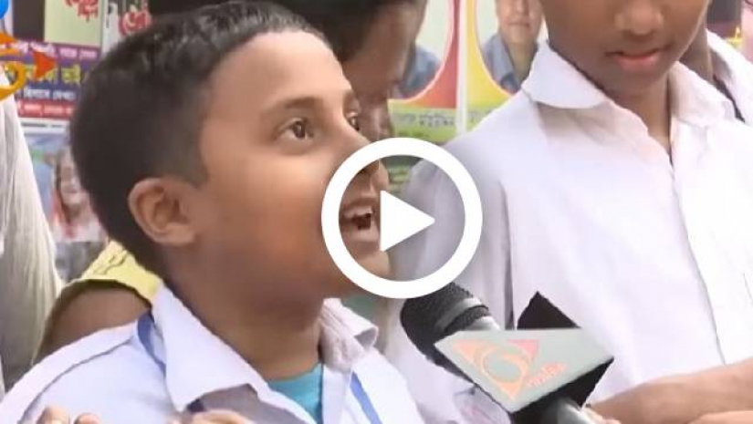 বক্তব্য রাখছে বালক 