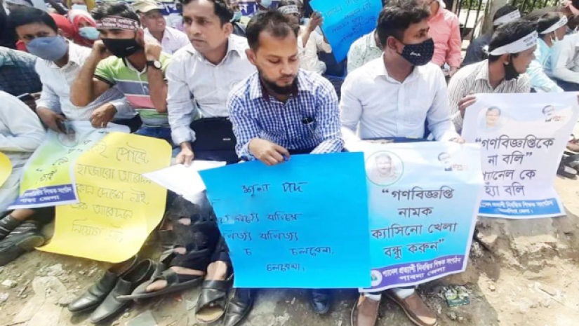অনশনে প্যানেল প্রত্যাশীরা