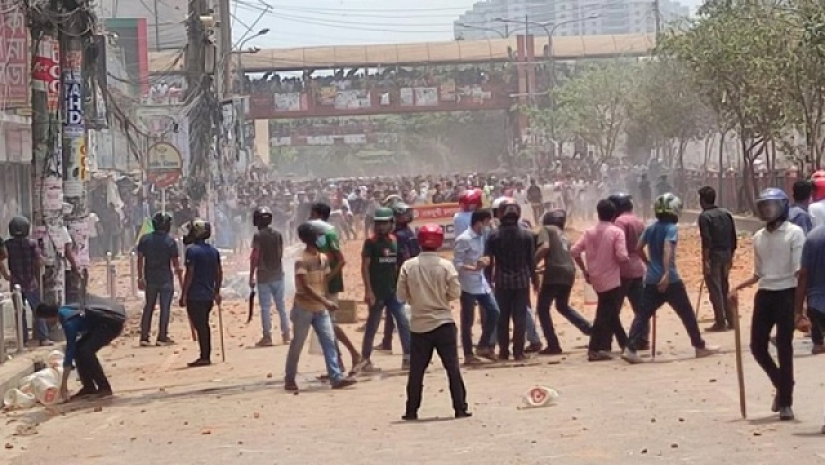 শিক্ষার্থীদের হাতে অস্ত্র