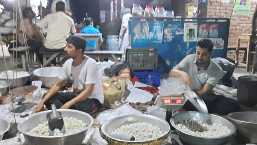 মিষ্টি বিক্রি করছেন বিসিএস ক্যাডার দুই ভাই