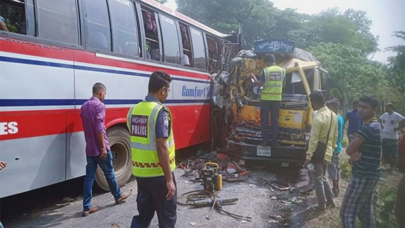  বাস-ট্রাক সংঘর্ষে ৩ জন নিহত