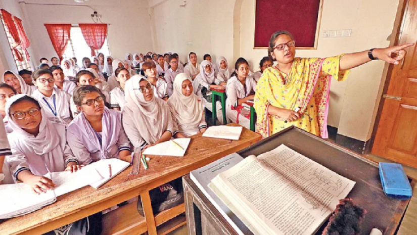 ক্লাস নিচ্ছেন শিক্ষক