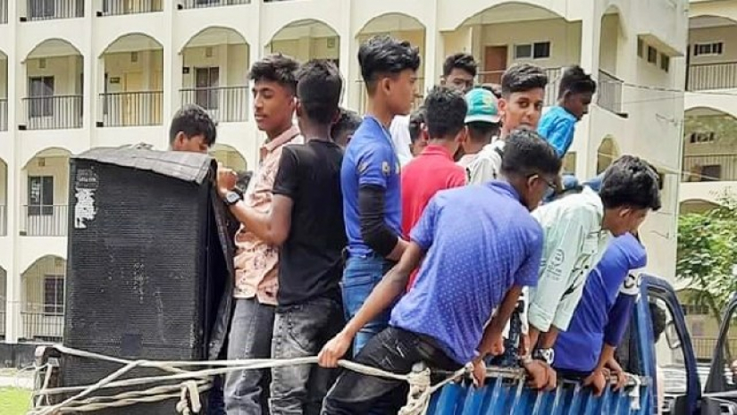 পিকআপে নাচানাচি 