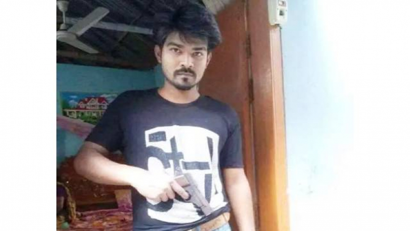 পিস্তল হাতে ছবি তোলা ছাত্রলীগ নেতাকে খুঁজছে পুলিশ