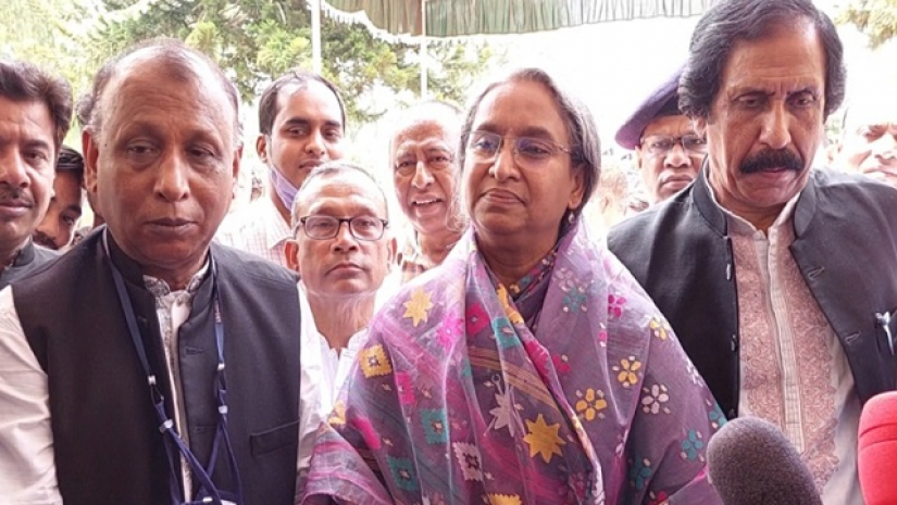 সাংবাদিকদের সাথে ব্রিফ করছেন শিক্ষামন্ত্রী